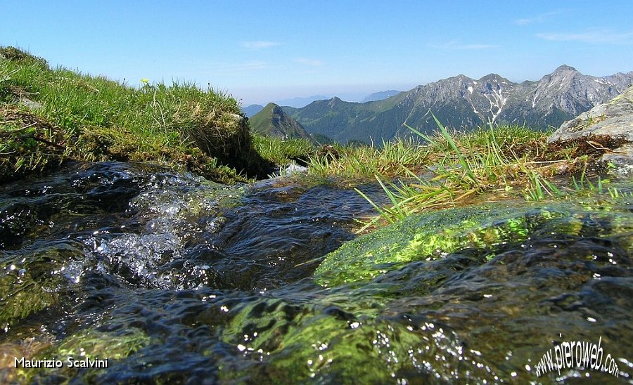 17 Scorre l'acqua tra i Laghetti.JPG